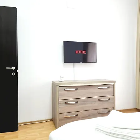 The Adventure - Steps 2 Old Town & Metro Апартаменты *