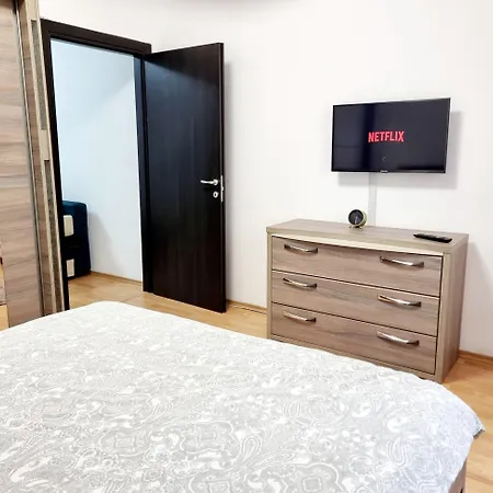 The Adventure - Steps 2 Old Town & Metro *