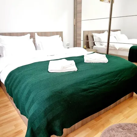 Apartment The Adventure - Steps 2 Old Town & Metro *