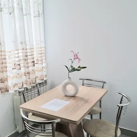 The Adventure - Steps 2 Old Town & Metro *