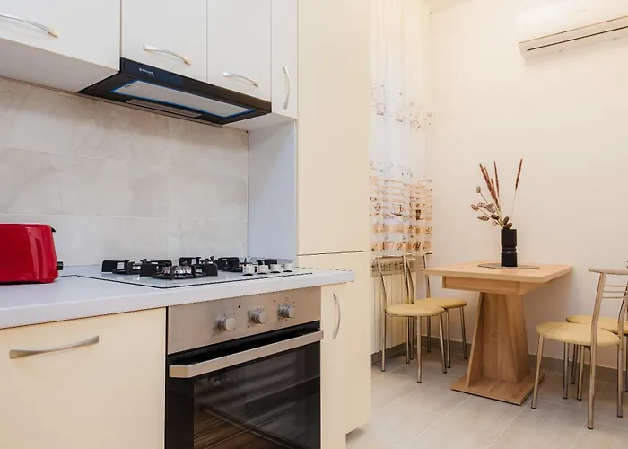 The Adventure - Steps 2 Metro & Old Town *