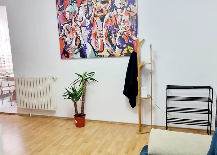 The Adventure - Steps 2 Metro & Old Town Apartment