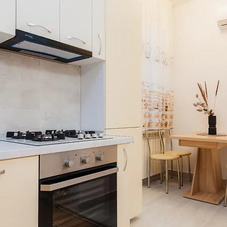 The Adventure - Steps 2 Old Town & Metro *