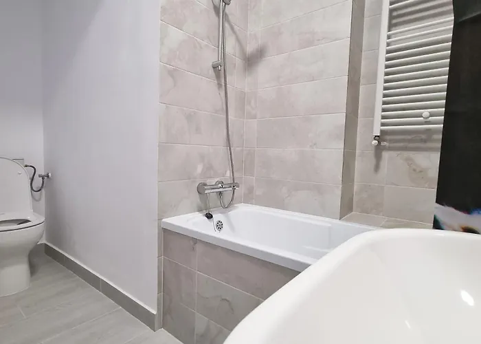 The Adventure - Steps 2 Metro & Old Town Apartment *